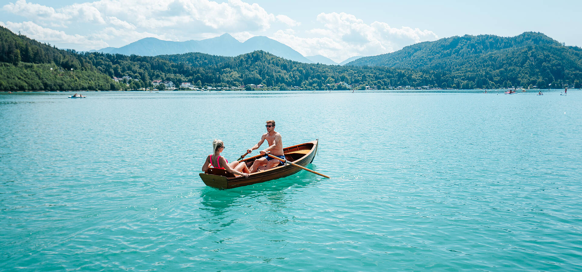 Paerchen mit dem Boot am Klopeiner See