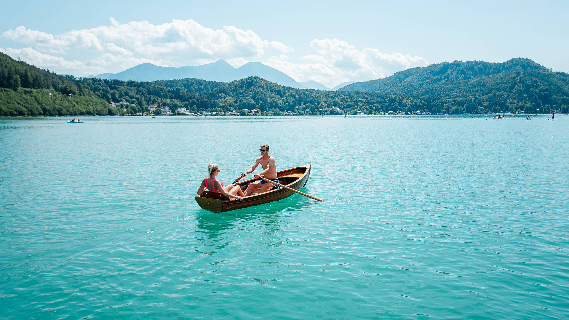 Paerchen mit dem Boot am Klopeiner See