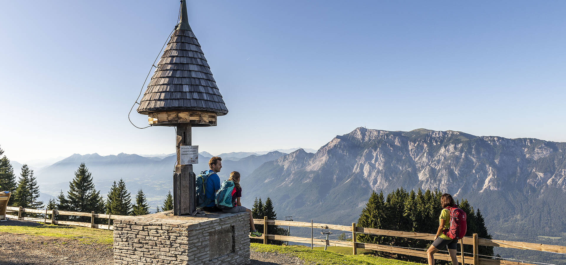 Wanderer beim Marterl am Dreilaendereck im Sommer mit Marterl 