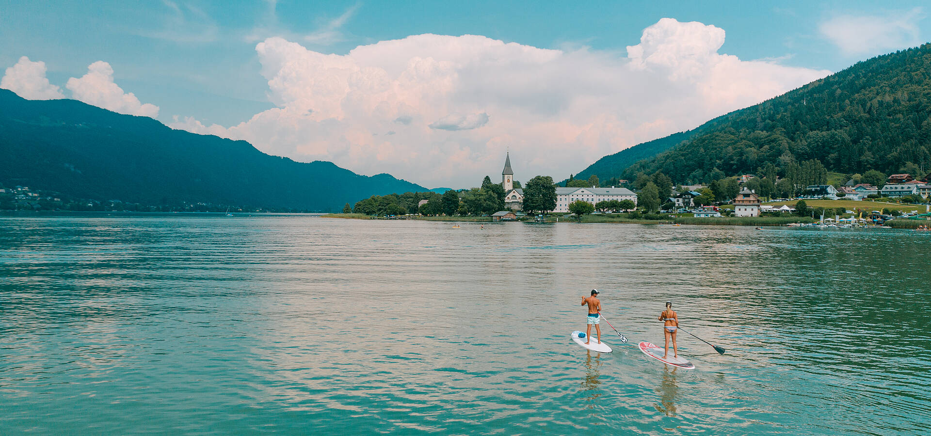 SUP am Ossiacher See mit Stift Ossiach im Hintergrund