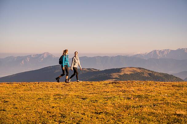 Paerchen beim Wandern am Mirnock