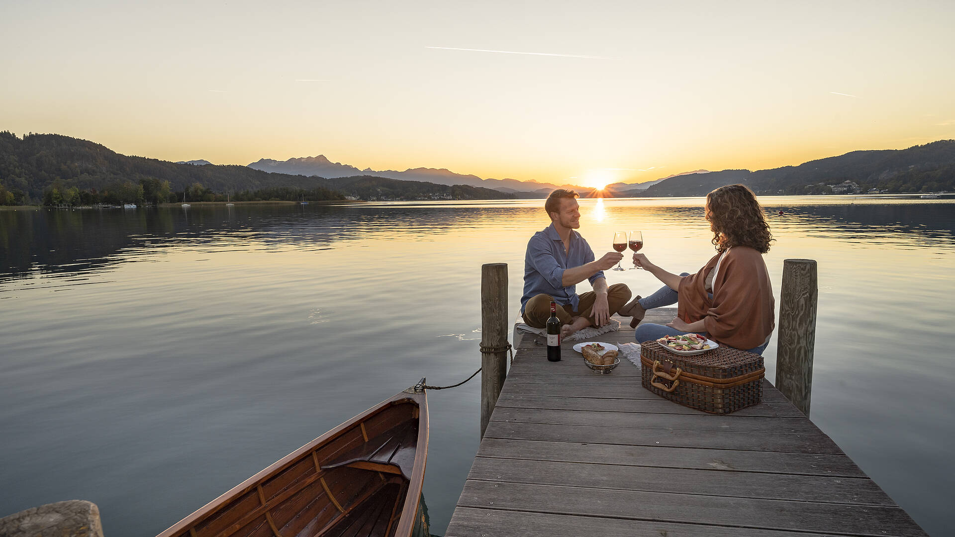 Paerchen beim Picknick am Steg in Poertschach am Woerthersee