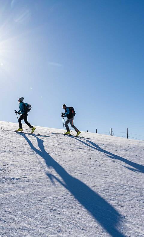 Zwei Skitourengeher am Nockberge Trail unterwegs